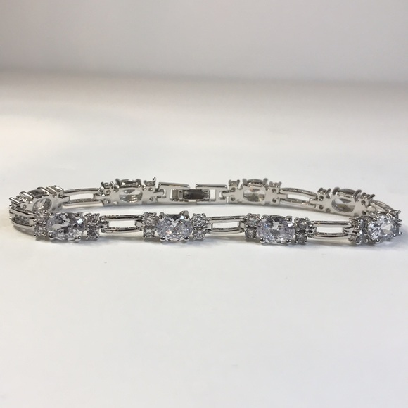 Martin James London synthetic diamond /rhinestone bracelet and earrings set - Picture 8 of 11